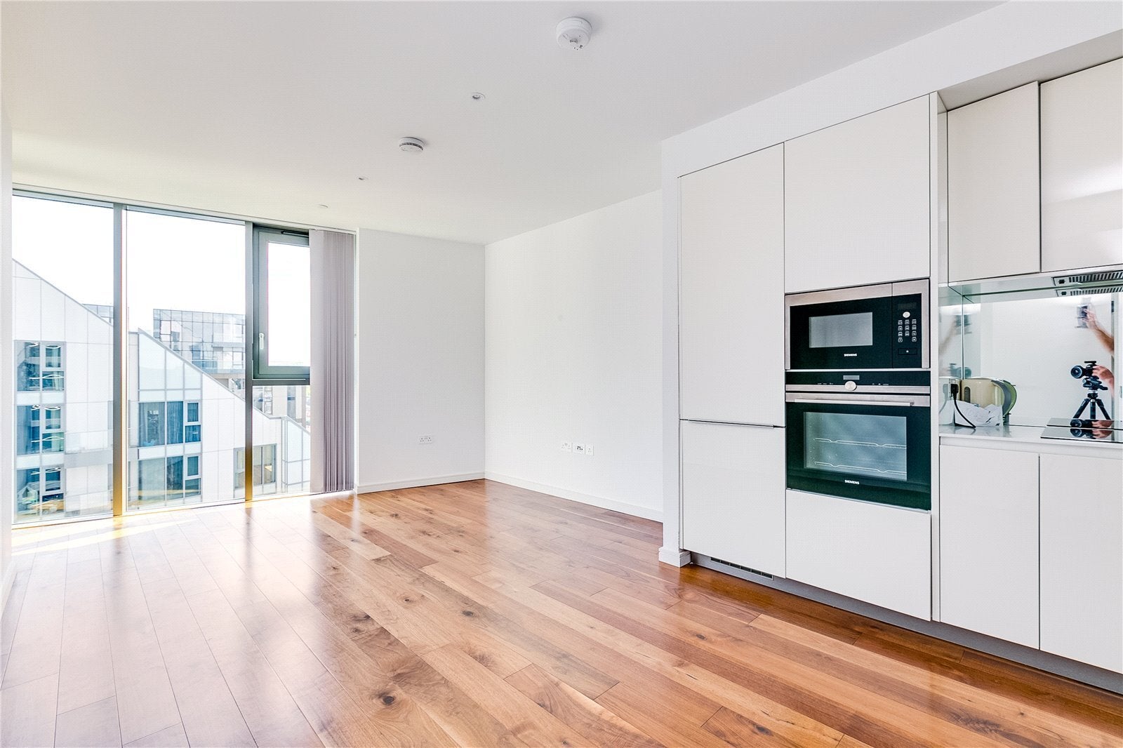Flat Eastfields Avenue in Greater London