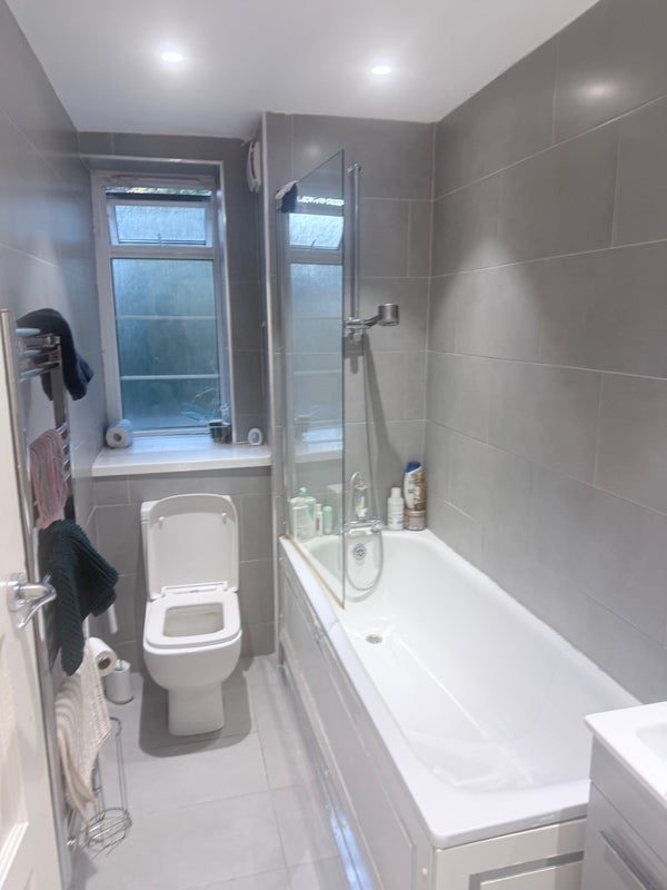 Room Lansdowne Way in Greater London
