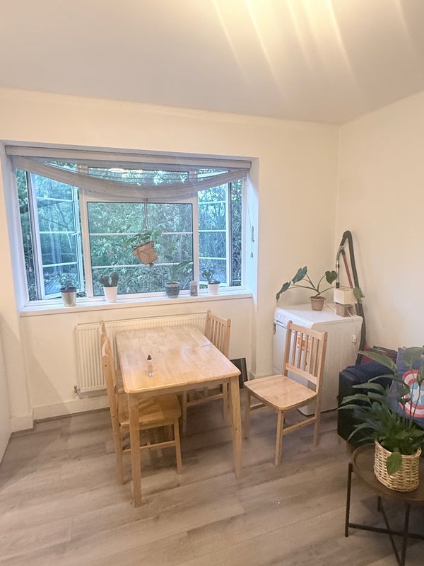 Room Lansdowne Way in Greater London