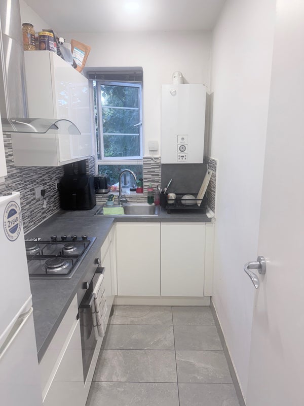 Room Lansdowne Way in Greater London