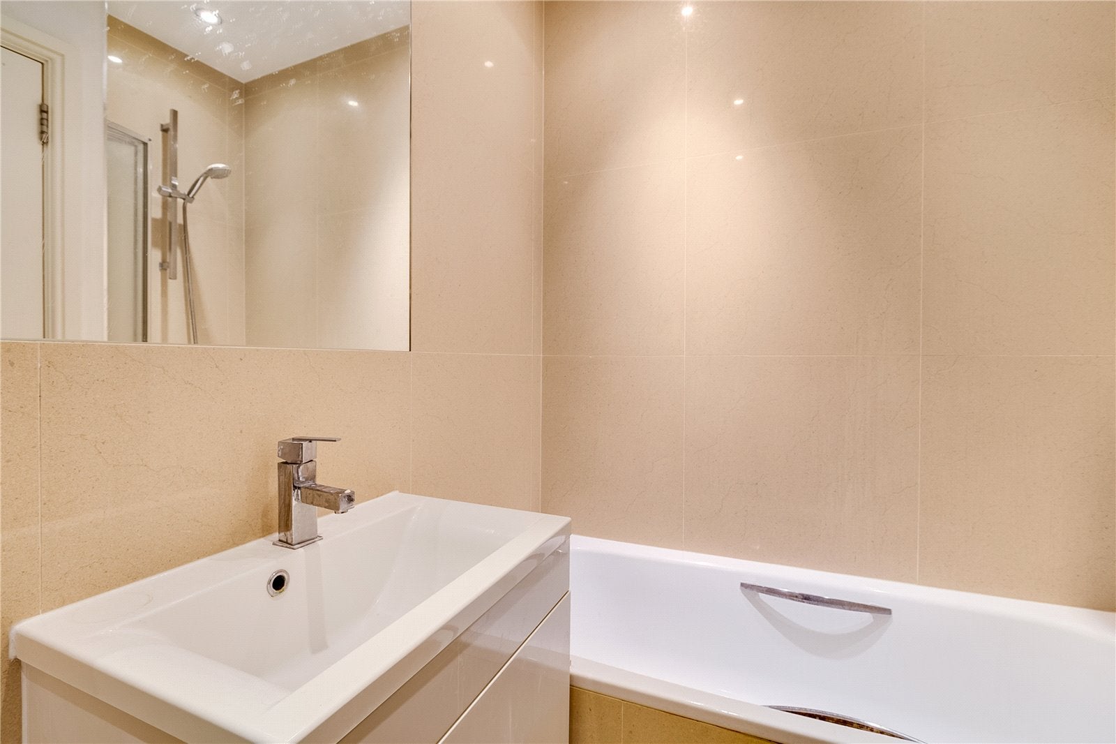 Flat Sloane Avenue in Greater London