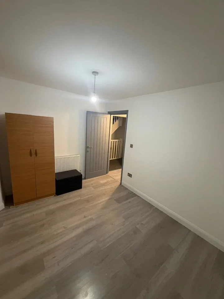 Flat Dunbar Avenue in Greater London