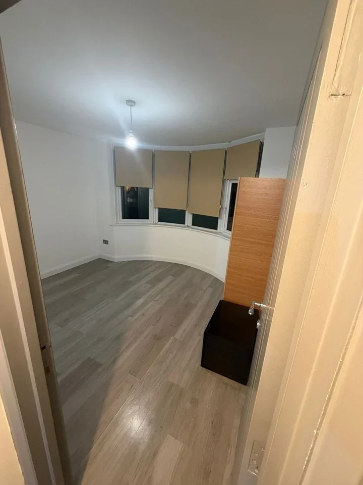 Flat Dunbar Avenue in Greater London