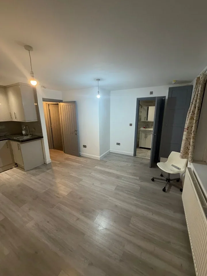 Flat Dunbar Avenue in Greater London