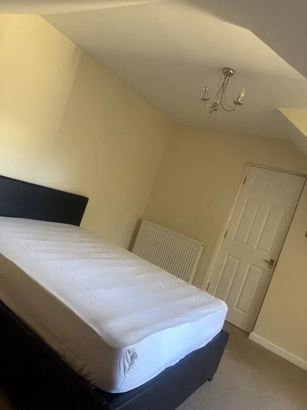 Room Garfield Road in Surrey Heath