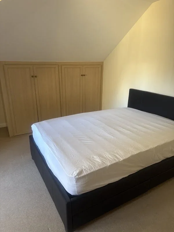 Room Garfield Road in Surrey Heath