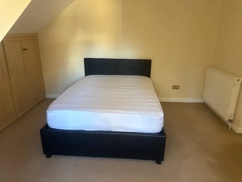Room Garfield Road in Surrey Heath