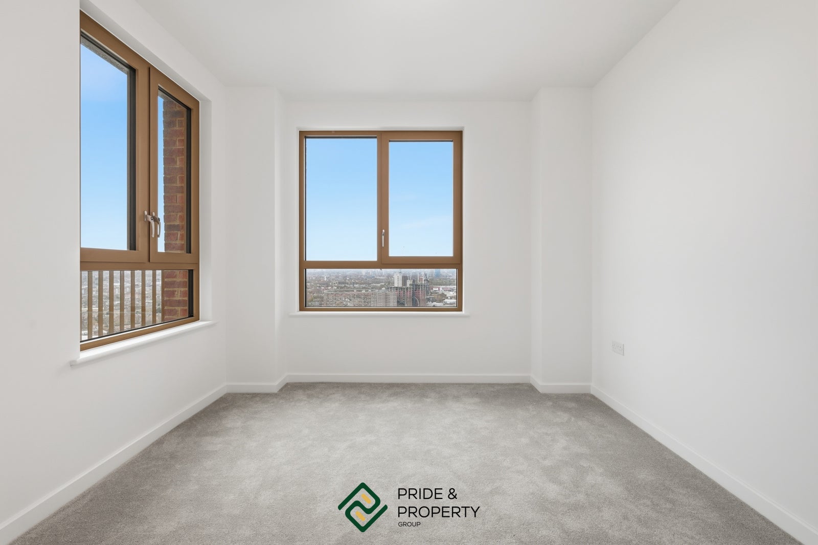 Flat Ilderton Road in Greater London