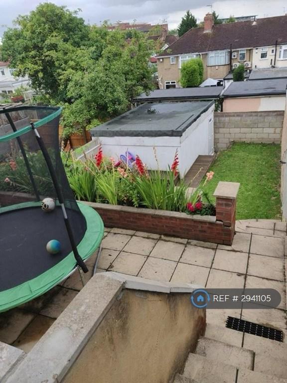 Room Whitton Avenue West in Greater London