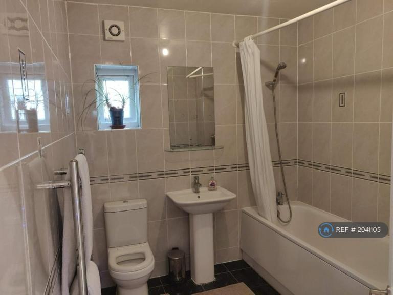 Room Whitton Avenue West in Greater London