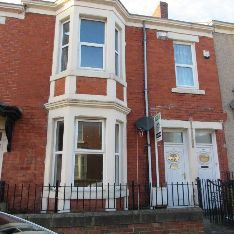 Flat Two Ball Lonnen in Newcastle upon Tyne