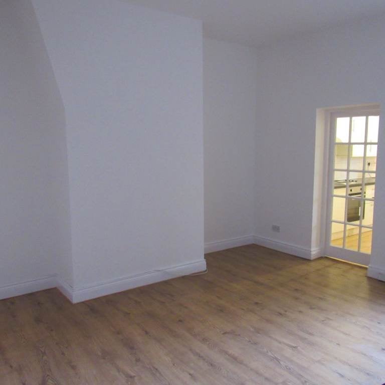 Flat Two Ball Lonnen in Newcastle upon Tyne