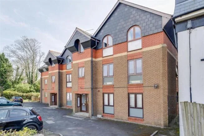 Flat Glandwr Place in Cardiff
