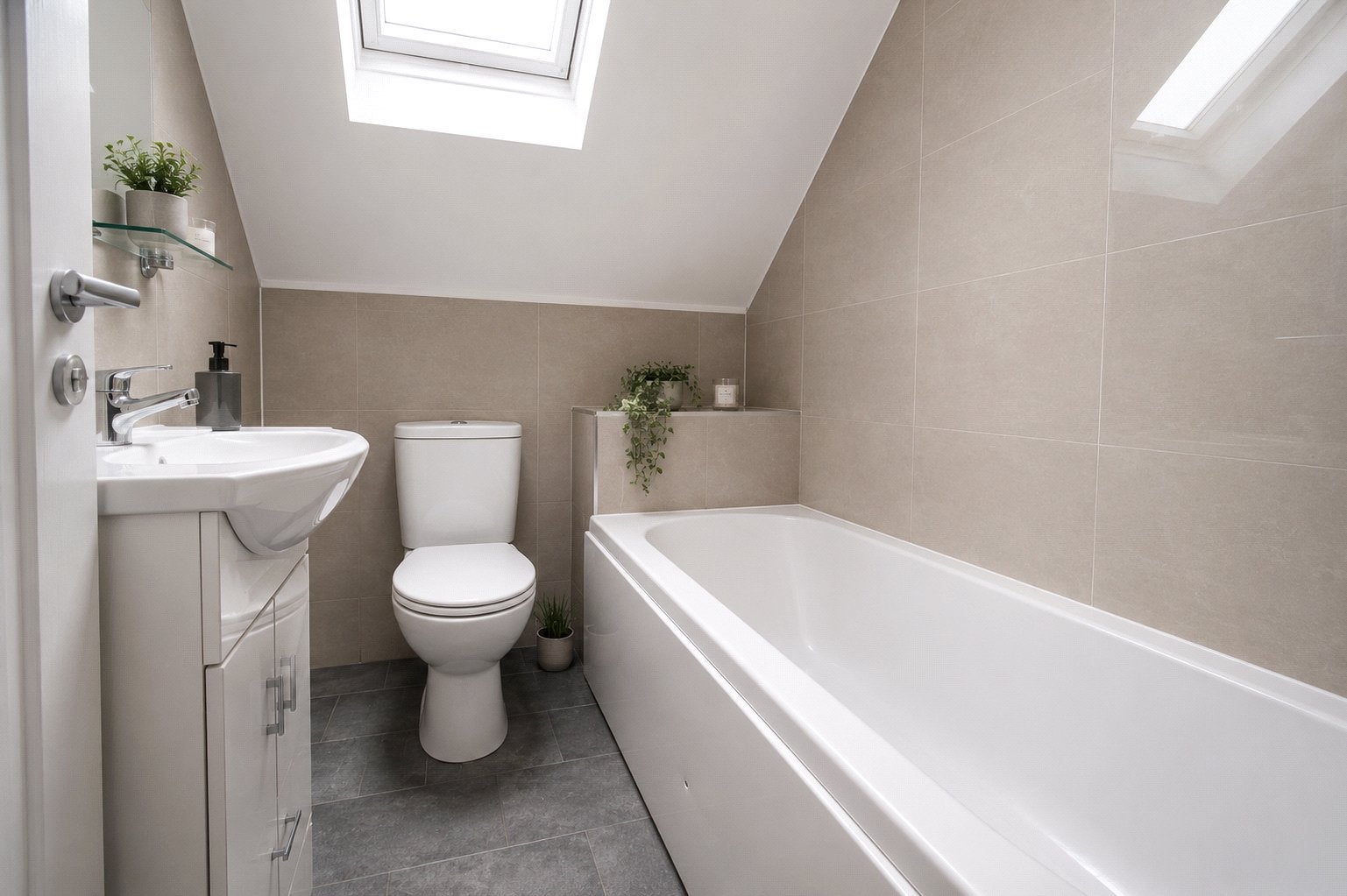 Flat Whitehorse Lane in Greater London