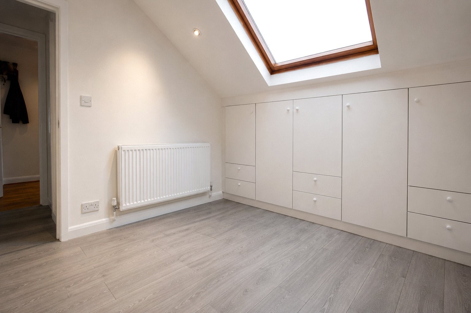 Flat Whitehorse Lane in Greater London