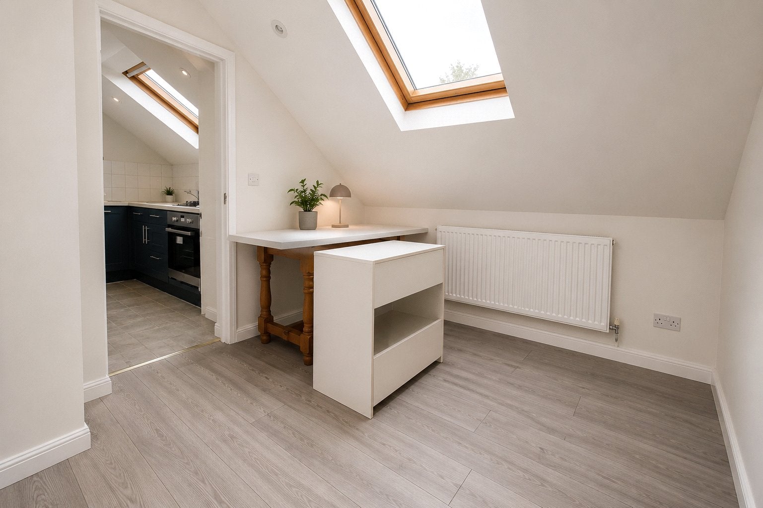 Flat Whitehorse Lane in Greater London
