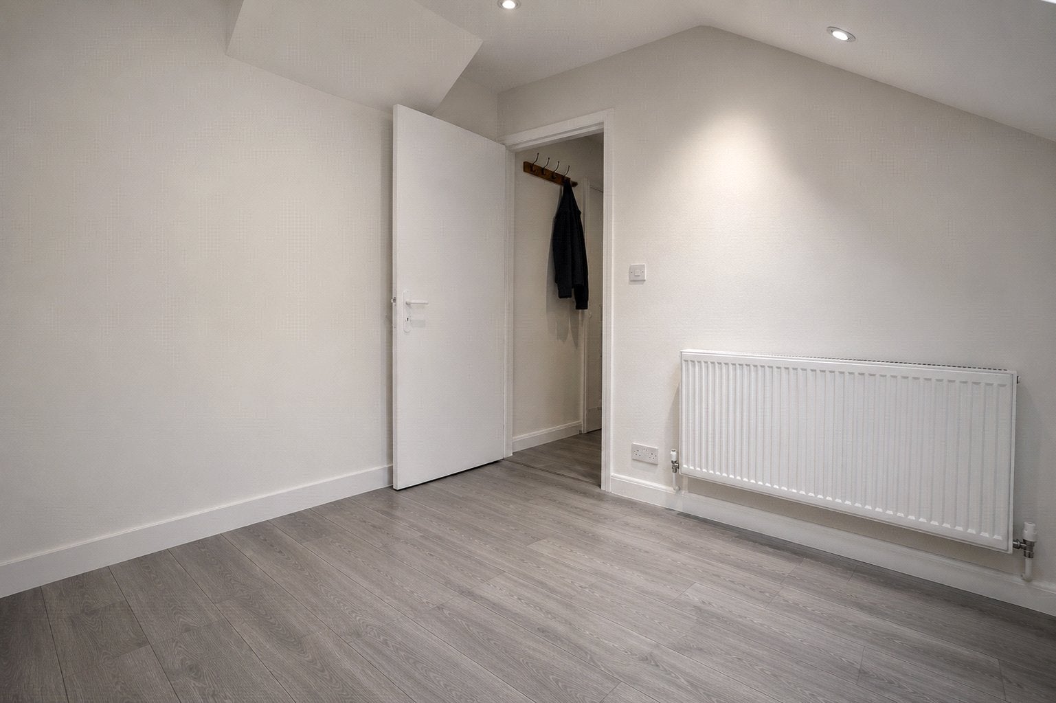 Flat Whitehorse Lane in Greater London