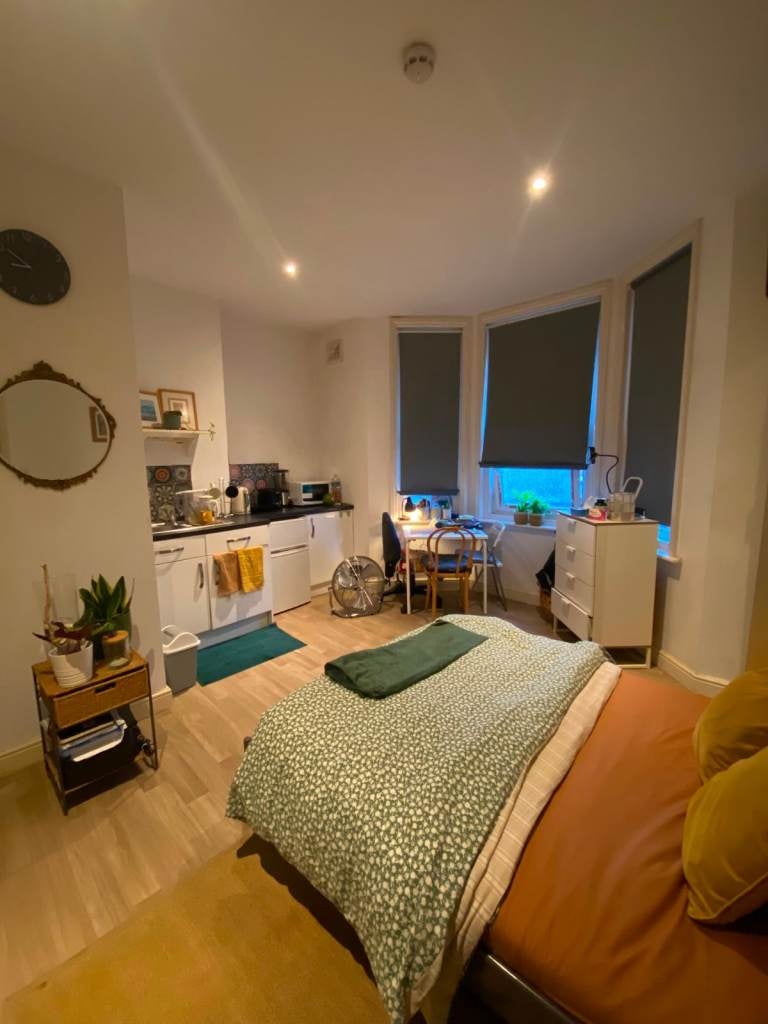 Flat Cumnor Road in Bournemouth
