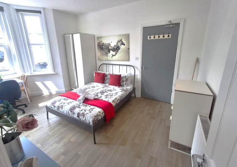 Flat Cumnor Road in Bournemouth