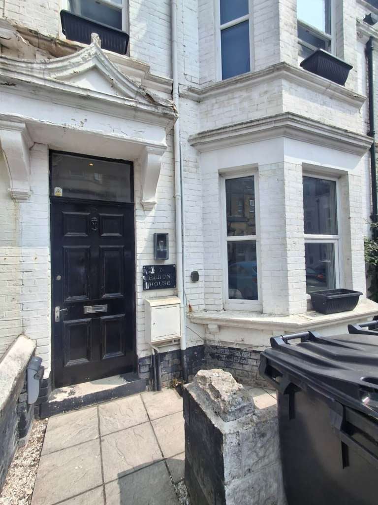 Flat Cumnor Road in Bournemouth