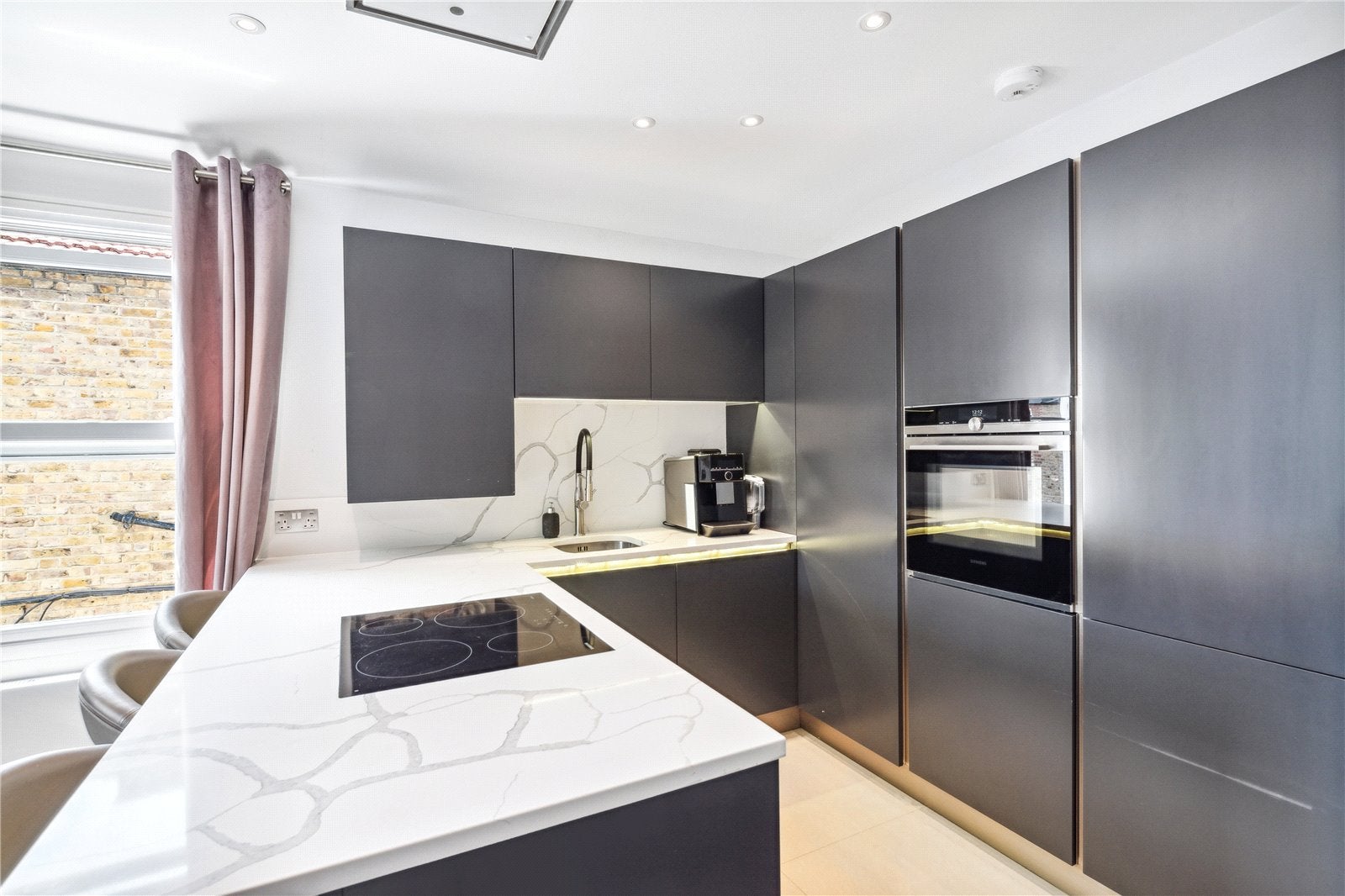 Flat Franciscan Road in Greater London