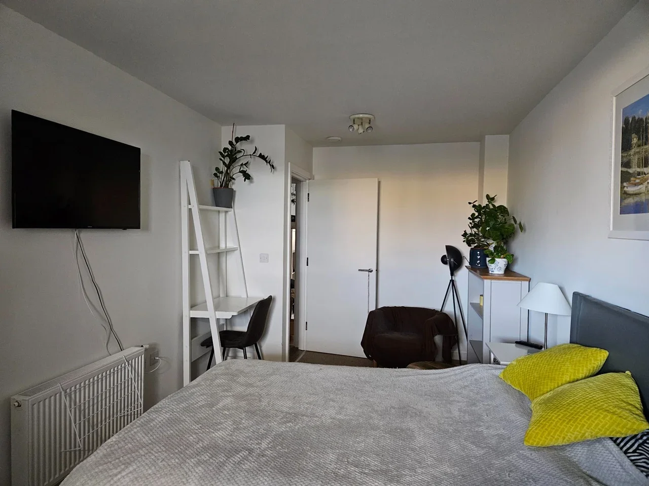 Room Mast Street in Greater London