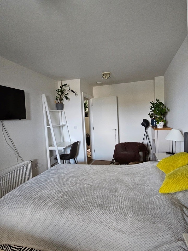 Room Mast Street in Greater London