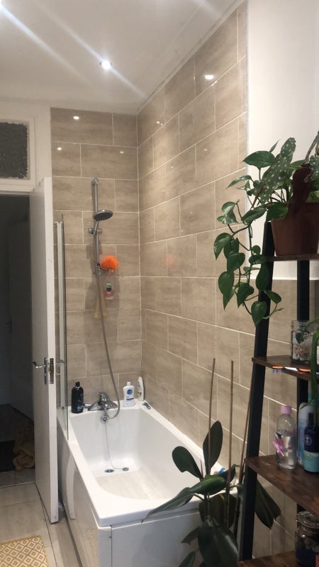 Room Minard Road in Glasgow