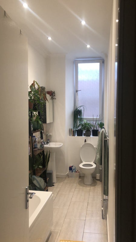 Room Minard Road in Glasgow