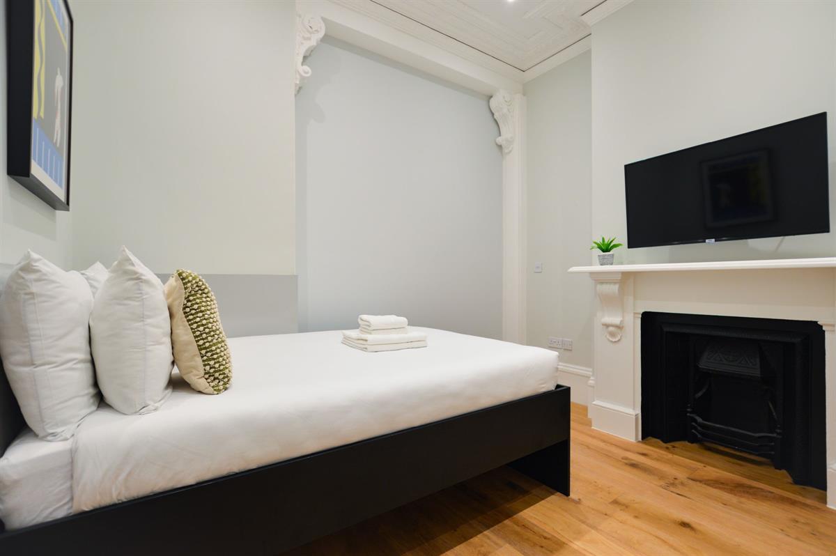 Flat Leinster Square in City of Westminster