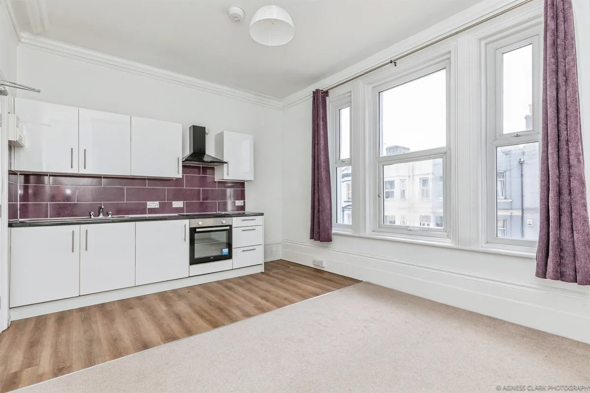 Flat Queens Road in St Leonards