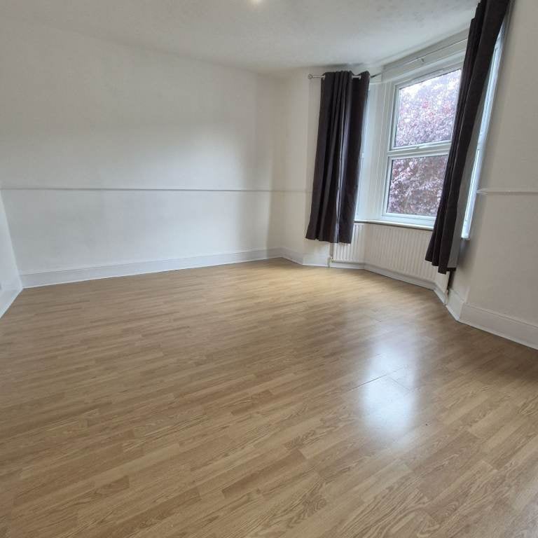 Flat Whitechapel Road in Greater London