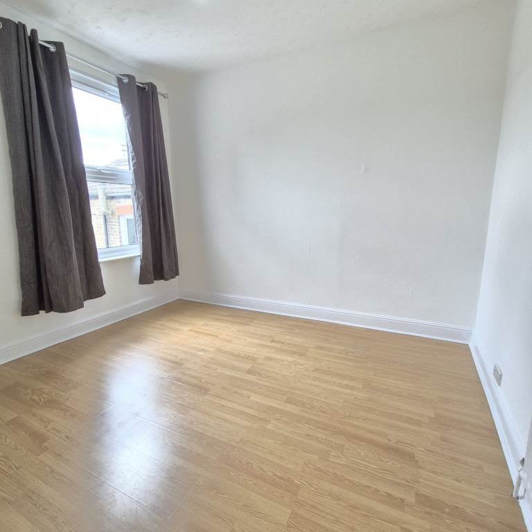Flat Whitechapel Road in Greater London