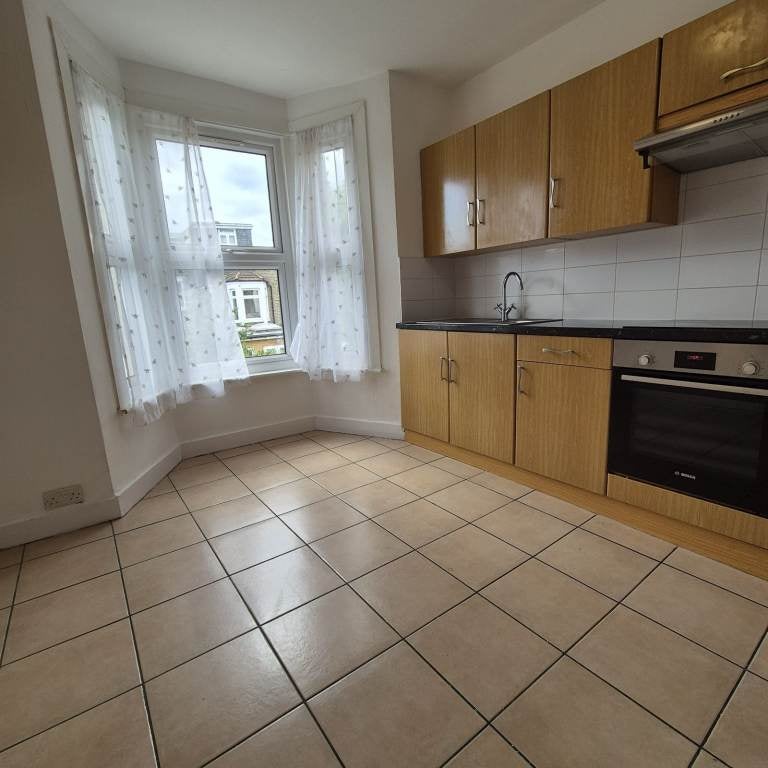Flat Whitechapel Road in Greater London