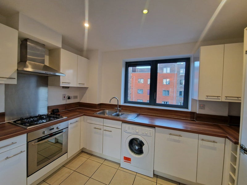 Flat Lanesborough Way in Greater London