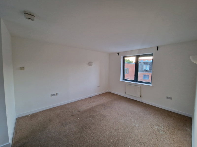 Flat Lanesborough Way in Greater London