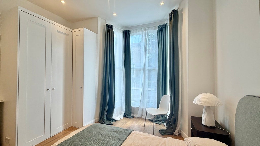 Flat Adelaide Grove in Greater London