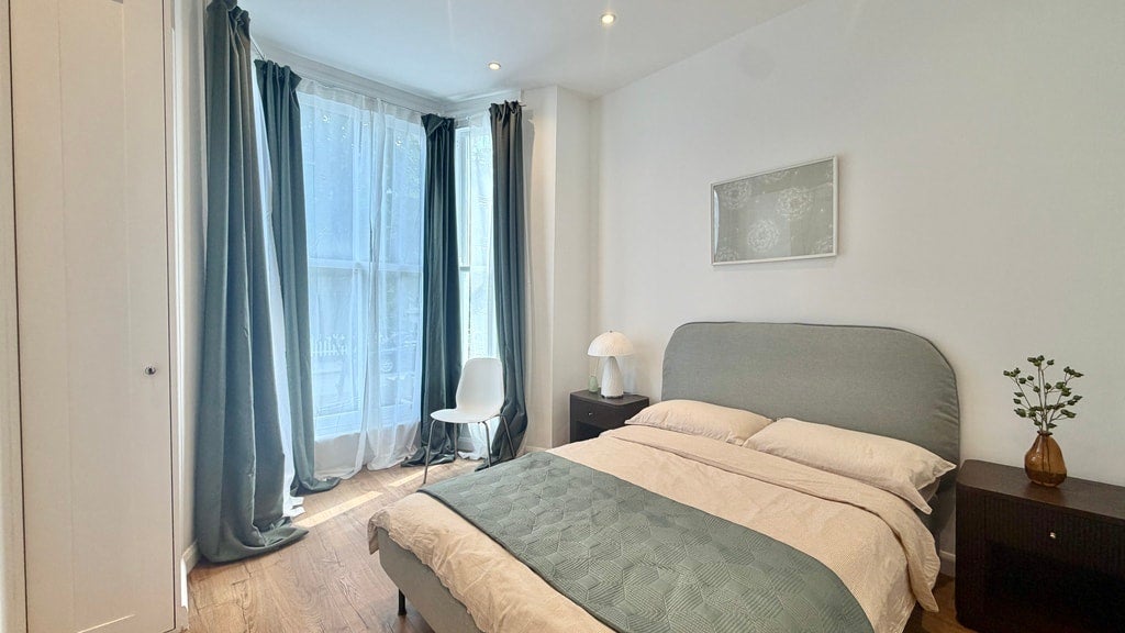 Flat Adelaide Grove in Greater London
