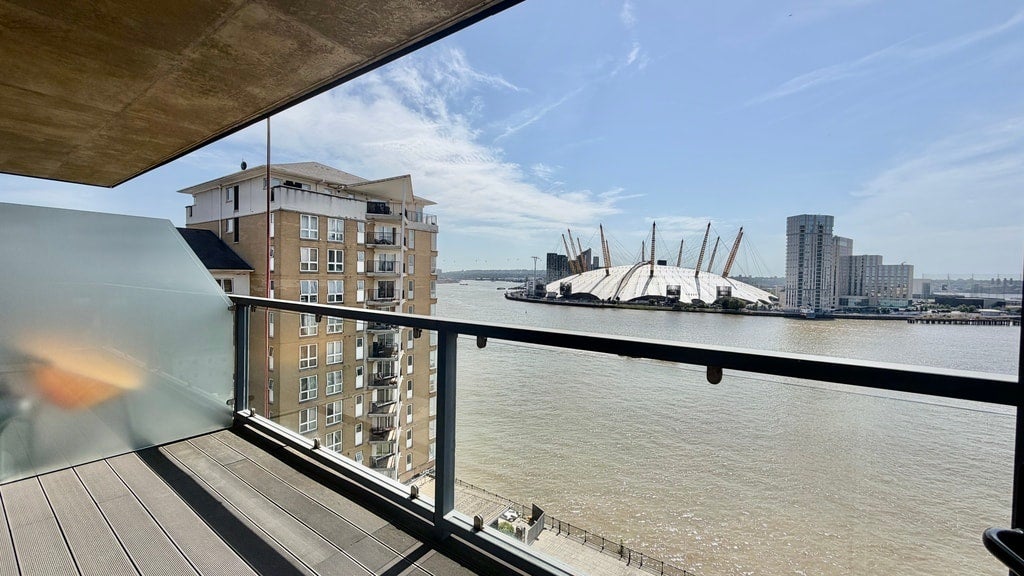 Flat Jubilee Plaza in Greater London