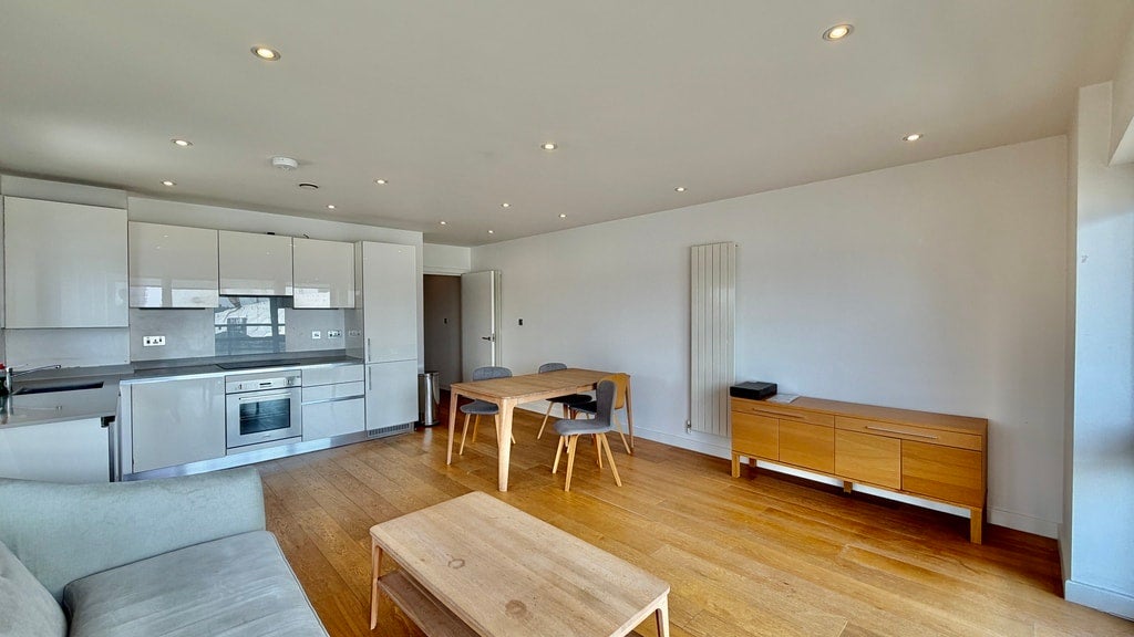 Flat Jubilee Plaza in Greater London