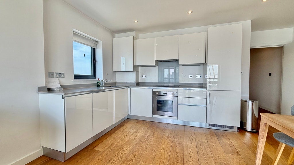 Flat Jubilee Plaza in Greater London