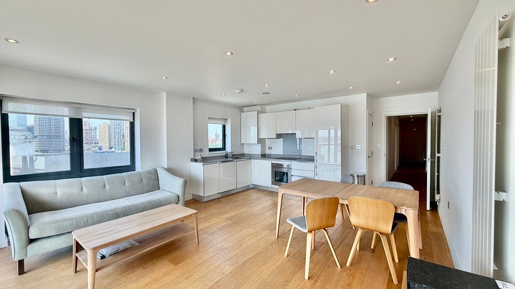 Flat Jubilee Plaza in Greater London