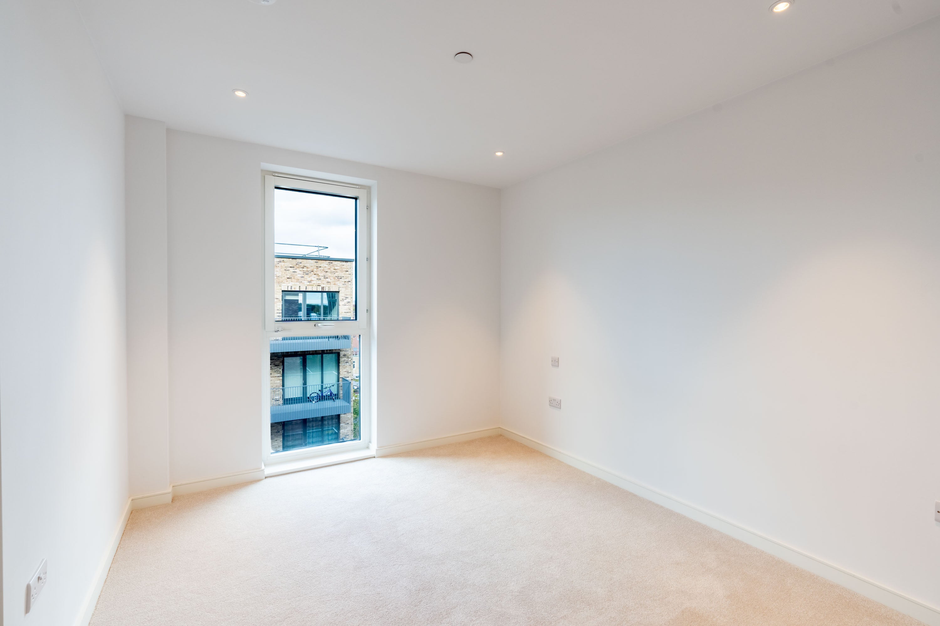 Flat Cedrus Avenue in Greater London