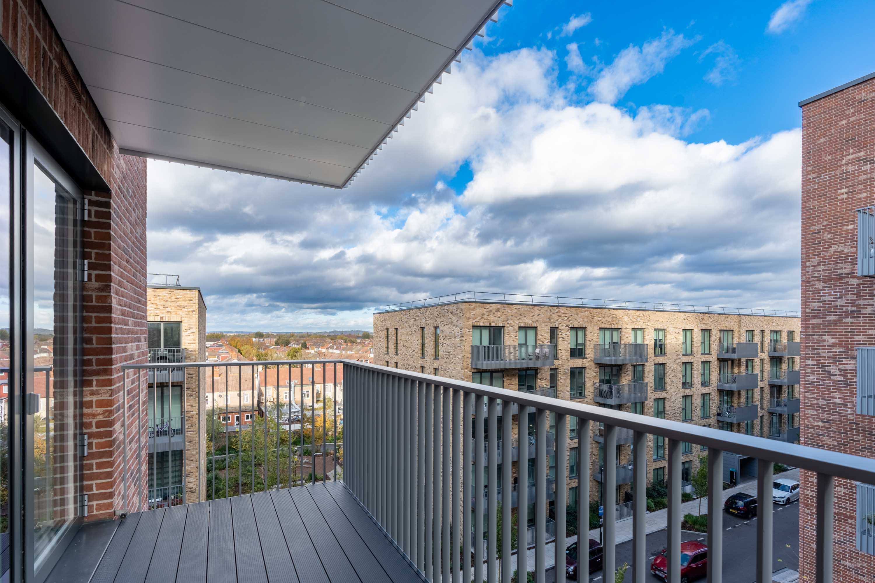 Flat Cedrus Avenue in Greater London