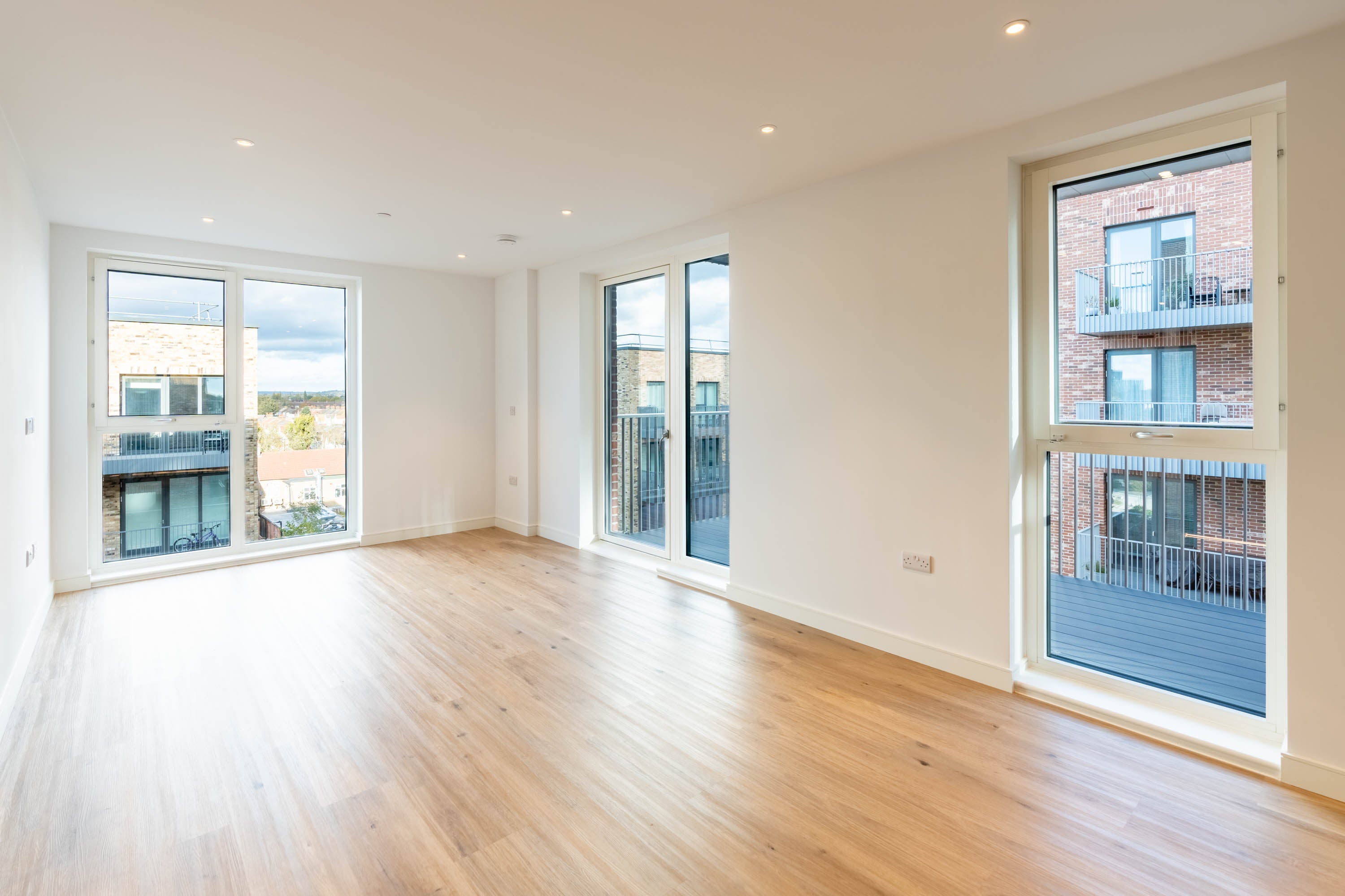 Flat Cedrus Avenue in Greater London
