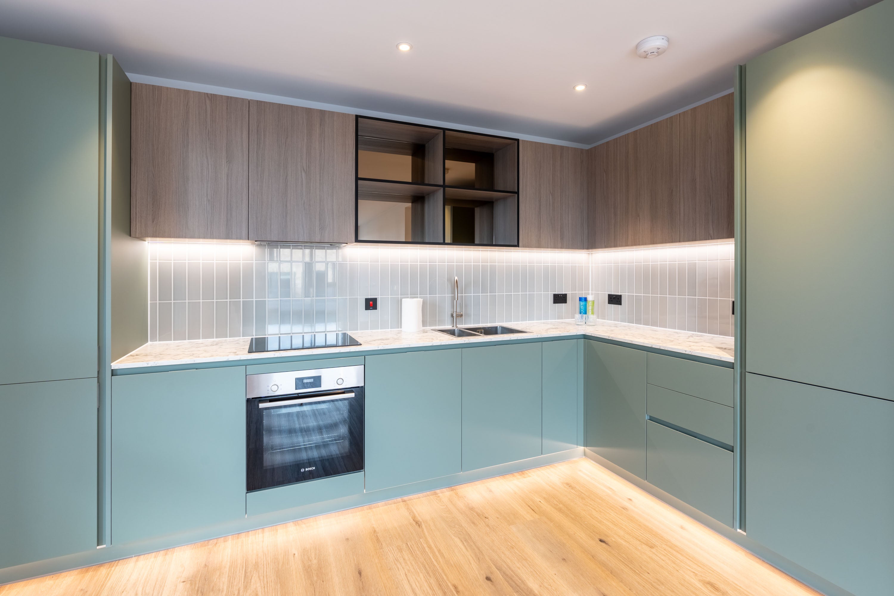 Flat Cedrus Avenue in Greater London