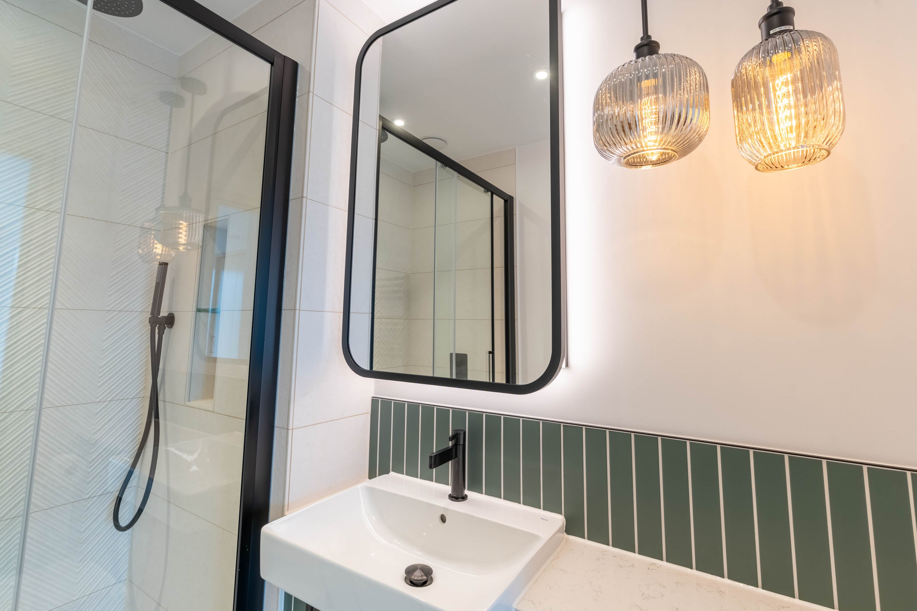 Flat Cedrus Avenue in Greater London