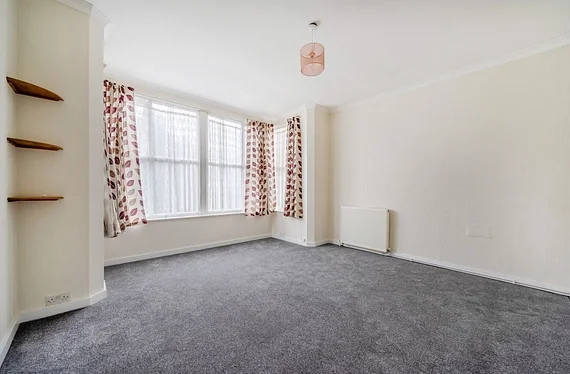 Flat Sylvan Road in Greater London
