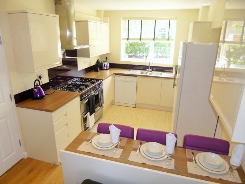 Room Mickleham Road in Greater London