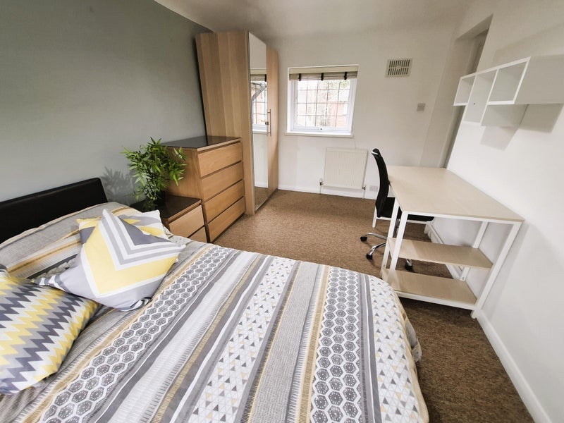 Room Mickleham Road in Greater London